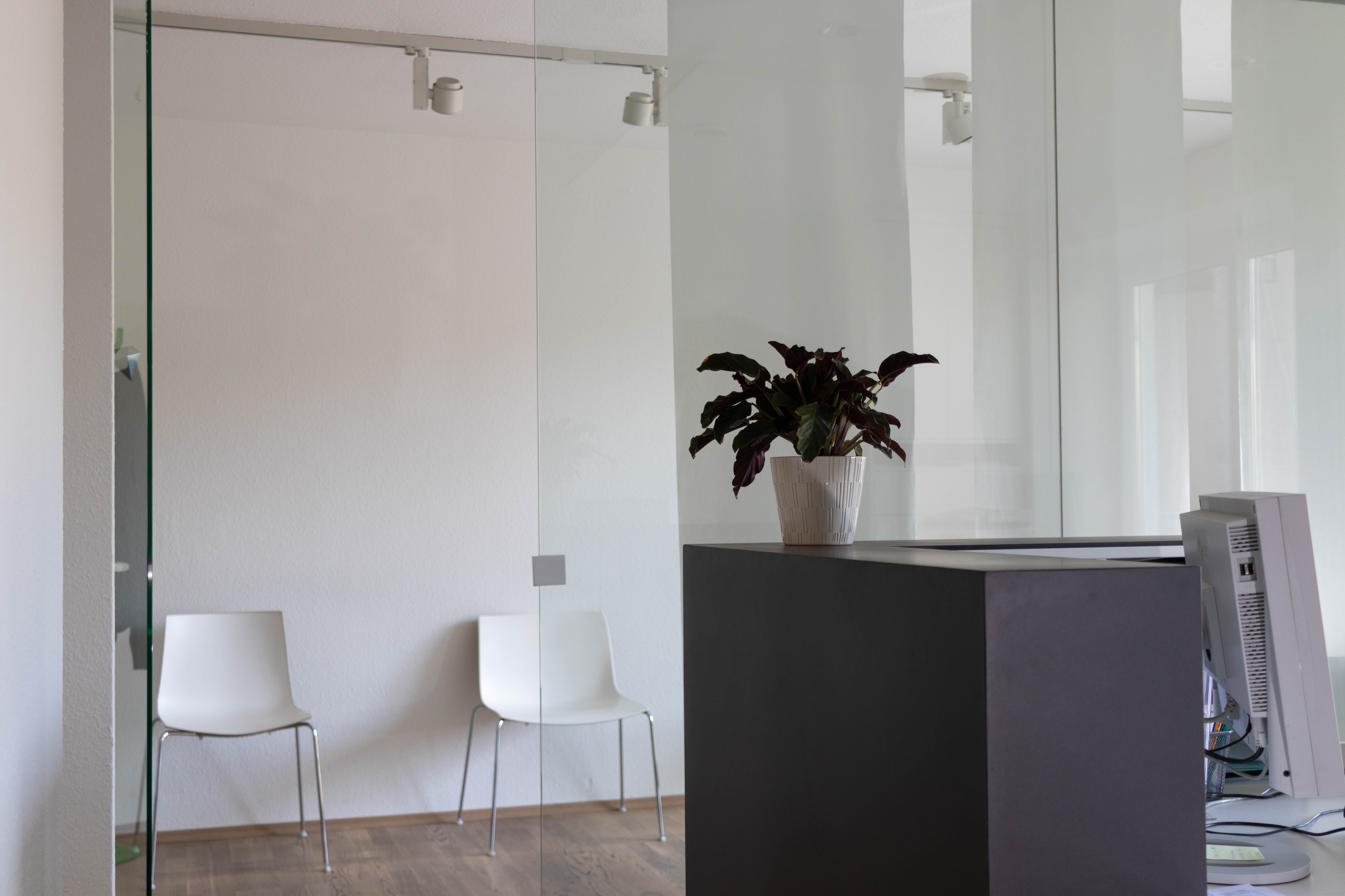 Wartezimmer von der Rezeption aus gesehen